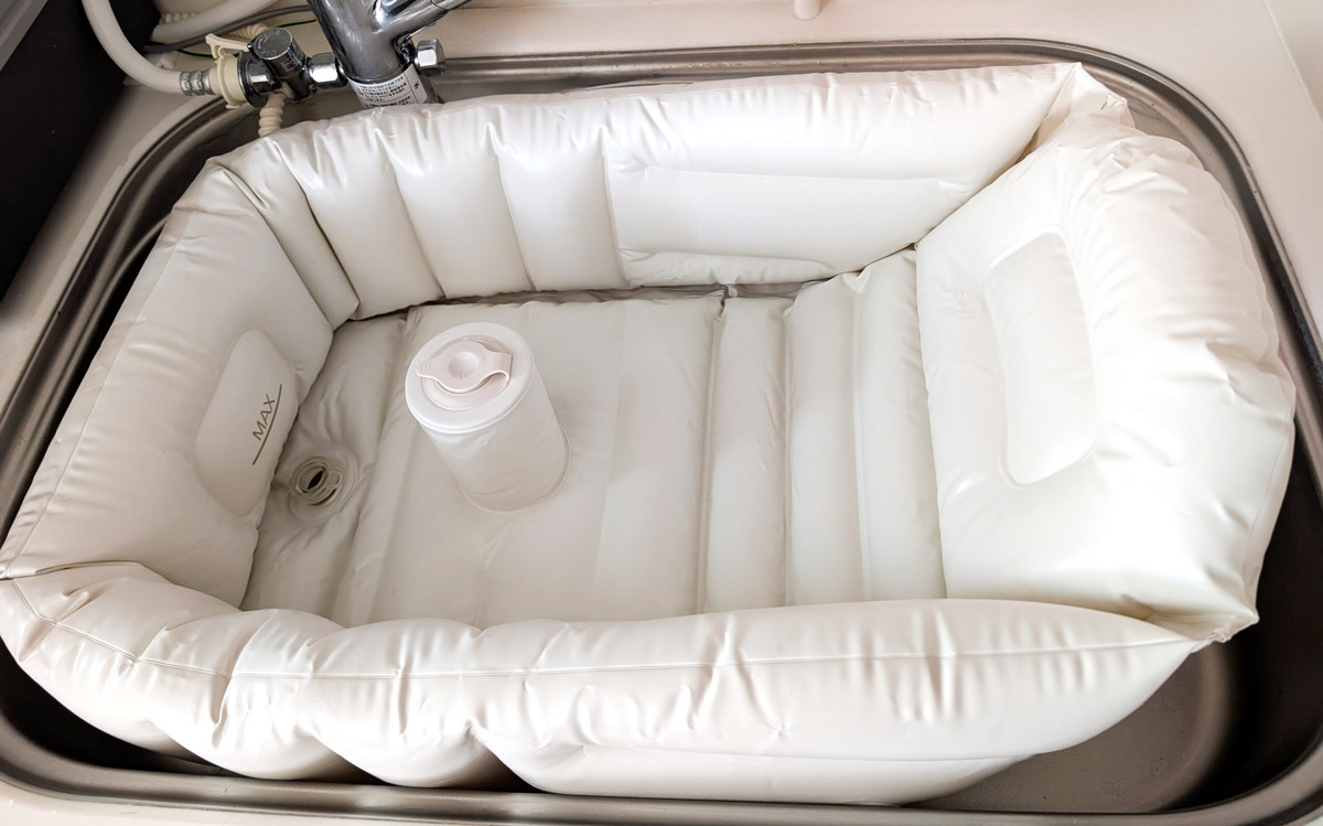 リッチェル ふかふかベビーバスをシンクで使用している様子