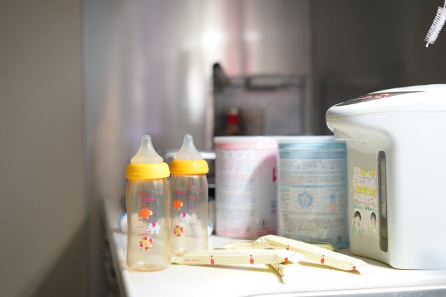 ミルク作りに使用する哺乳瓶と粉ミルク、調乳ポットの準備風景