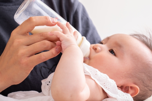 赤ちゃんにミルクを飲ませている様子（哺乳瓶で授乳している写真）