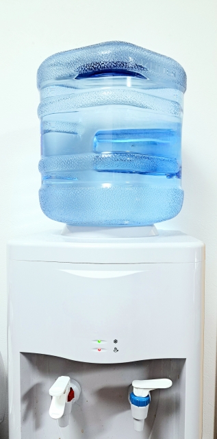 ウォーターサーバーのボトルと給水部分