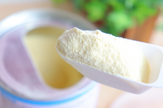 赤ちゃんの粉ミルクをスプーンですくった様子