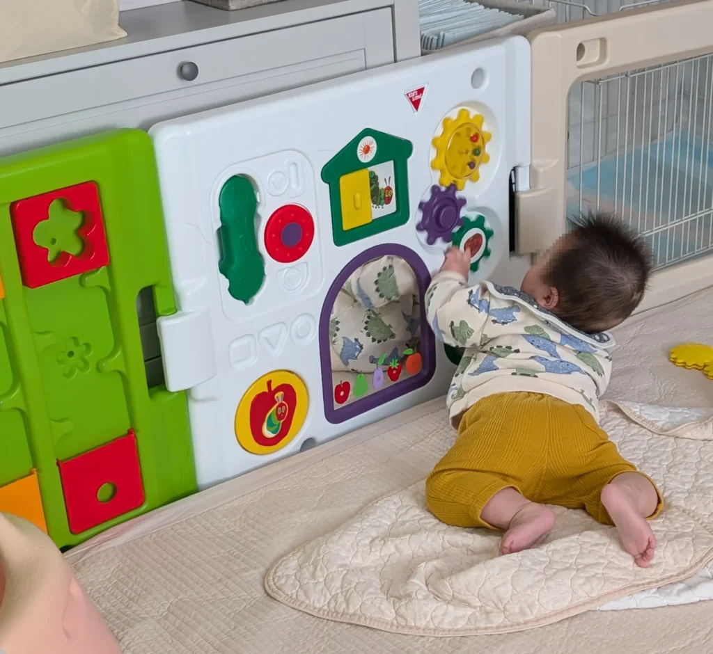 ミュージカルキッズランドDX2はらぺこあおむしのパネルで遊ぶハイハイ期の赤ちゃん