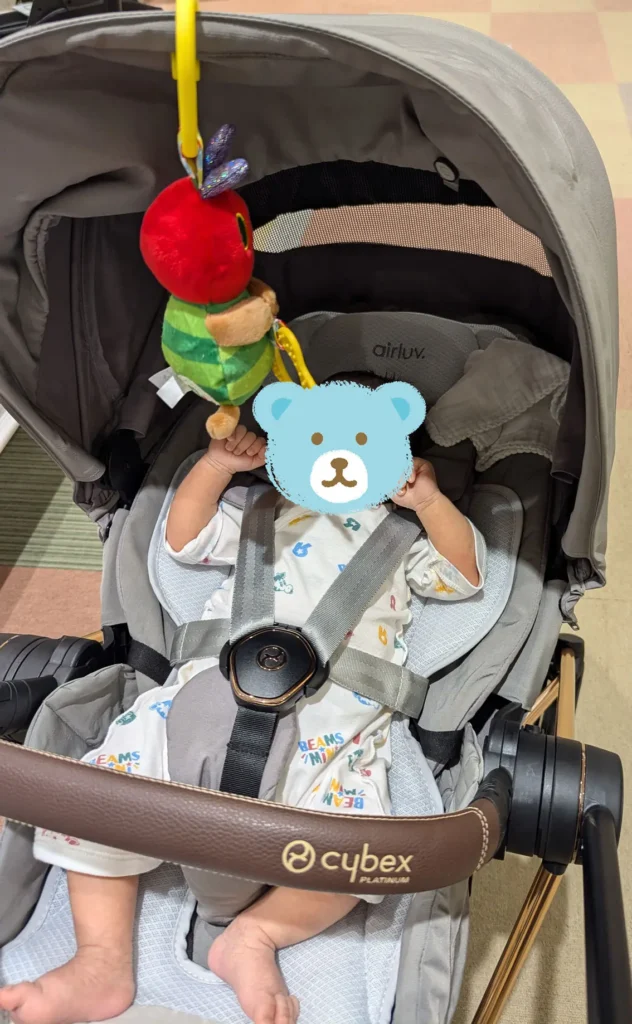 サイベックスミオスに赤ちゃんを乗せた実際の使用イメージ（対面シート・エアラブ使用）