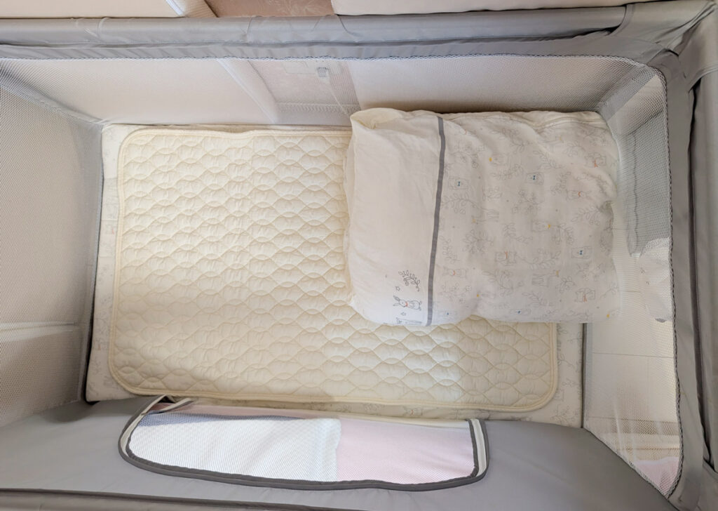 西川ベビー布団セット 固わた敷布団をベビーベッドに設置した様子