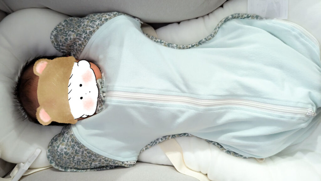 ねくるみを着て眠る新生児の様子