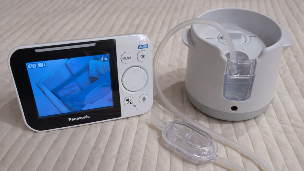 就寝中の赤ちゃんを見守るベビーモニターと鼻水ケアに使う電動鼻吸い器