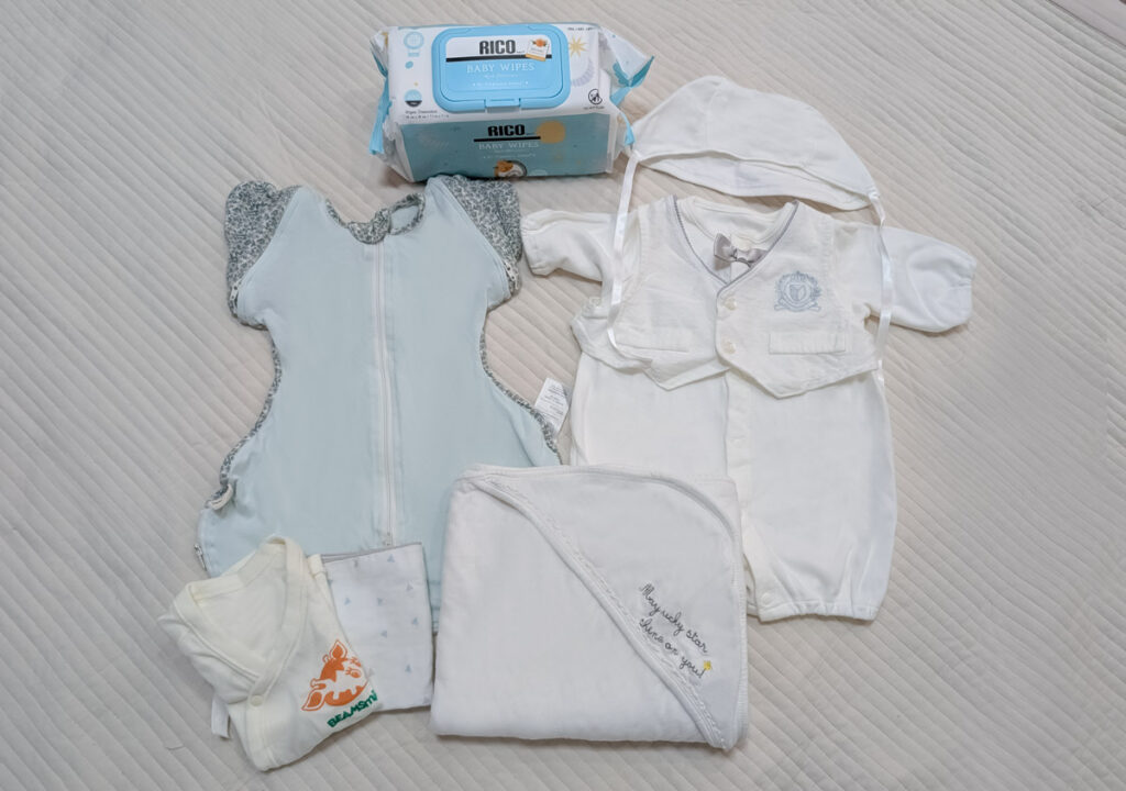 新生児の退院準備グッズ（肌着・ベビー服・おくるみ・帽子）