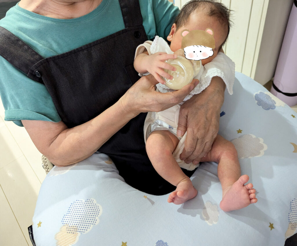 授乳クッションを使って赤ちゃんにミルクをあげている様子