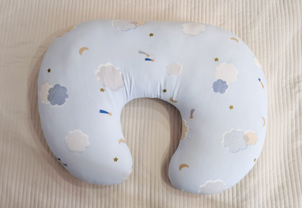 授乳クッションの形状とサイズ感