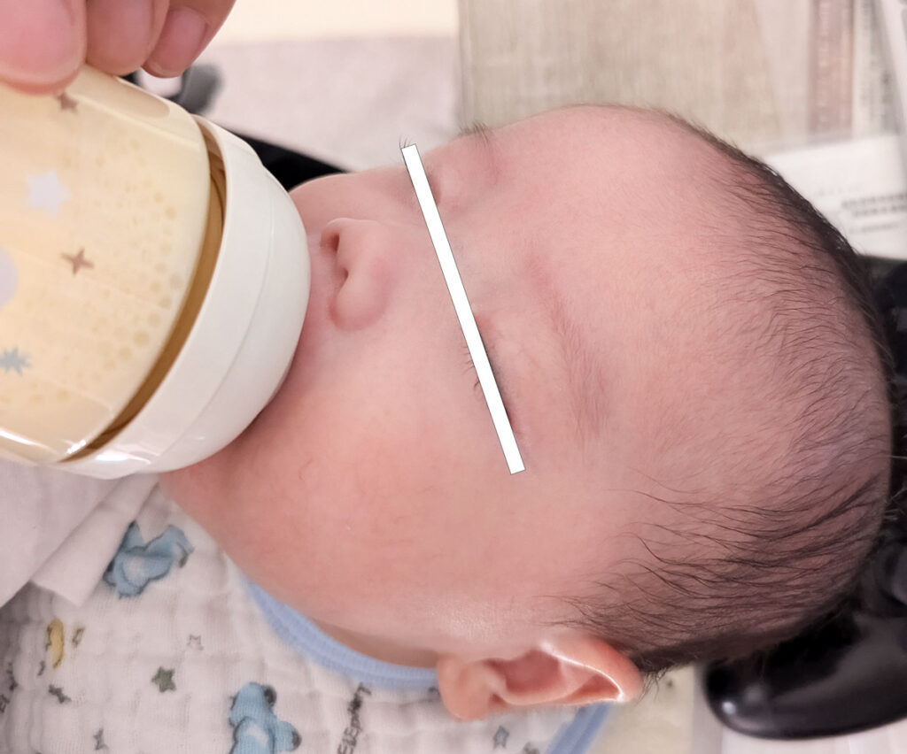 ピジョン母乳実感哺乳瓶でミルクを飲んでいる赤ちゃん